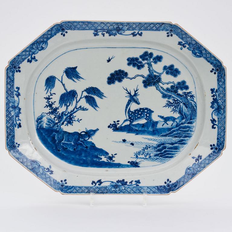 A blue and white dinner service,  Qing dynasty, Qianlong (1736-95). (90 pieces).