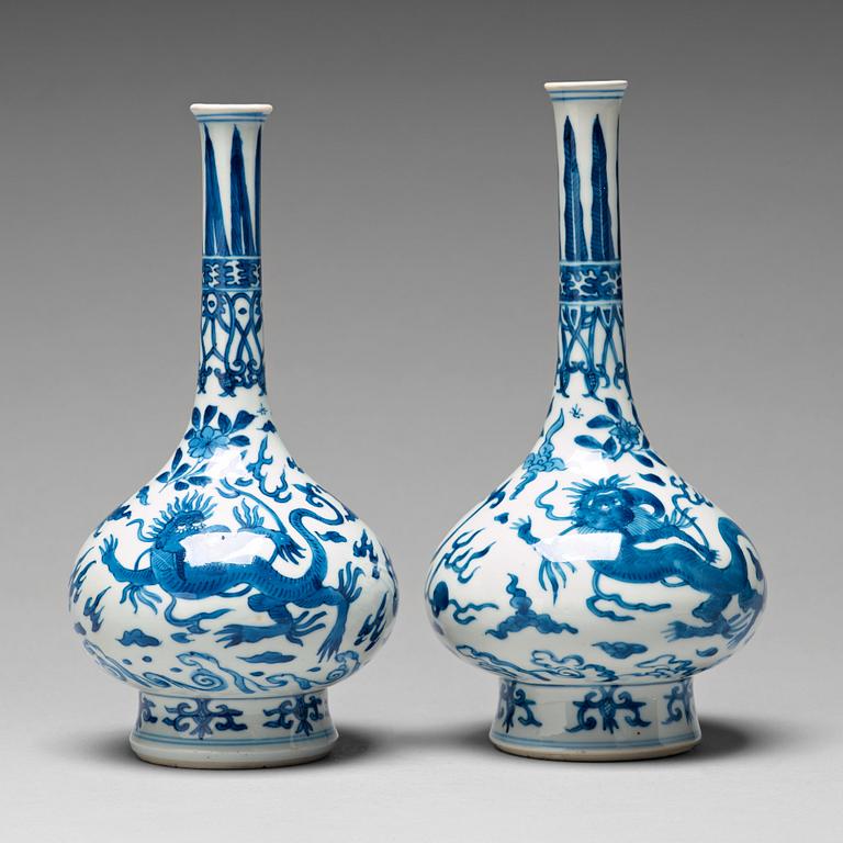 VASER, ett par, porslin. Qingdynastin, Kangxi (1662-1722).