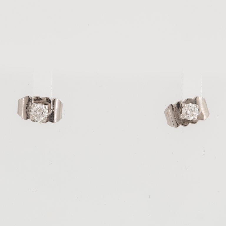 ARMBAND, med briljantslipade diamanter 0,30 ct, vitguld samt ÖRHÄNGEN med briljantslipade diamanter.