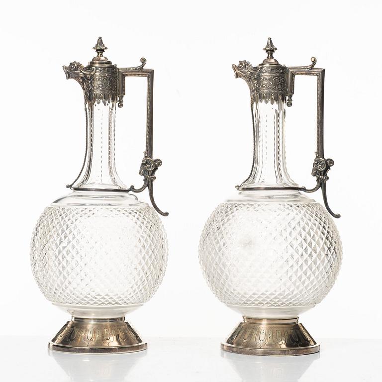 A pair of glass and silver plate decanters, first half of the 20th Century.