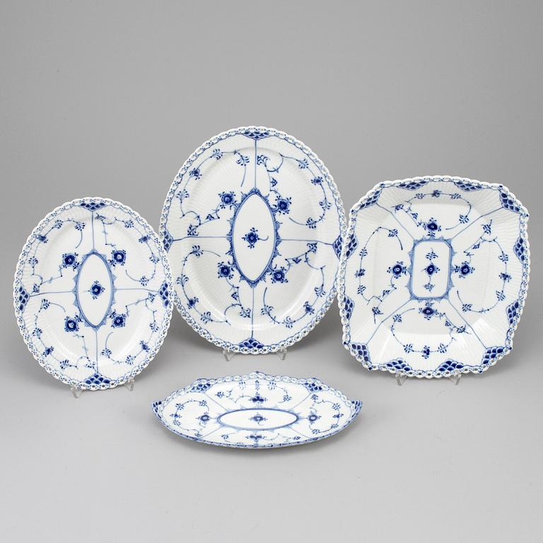 ROYAL COPENHAGEN, mat- och kaffeservis, 71 delar, porslin. "Musselmalet".