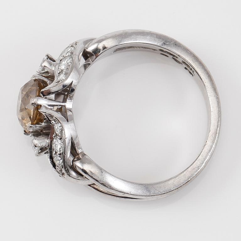 RING, 18K vitguld, gammalslipad diamant ca 1.50 ct, 14 mindre diamanter tot ca 0.40 ct, svenska stämplar.