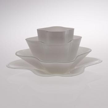 ALVAR AALTO, GLASS SCULPTURE, 4 PIECES. The Aalto Flower. Signed Alvar Aalto, the lower dish numbered 19/1986. Iittala.