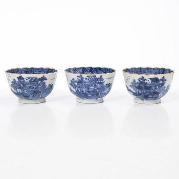 Parti, porslin samt fat i emalj på koppar, nio delar. Qingdynastin, 1700-tal.