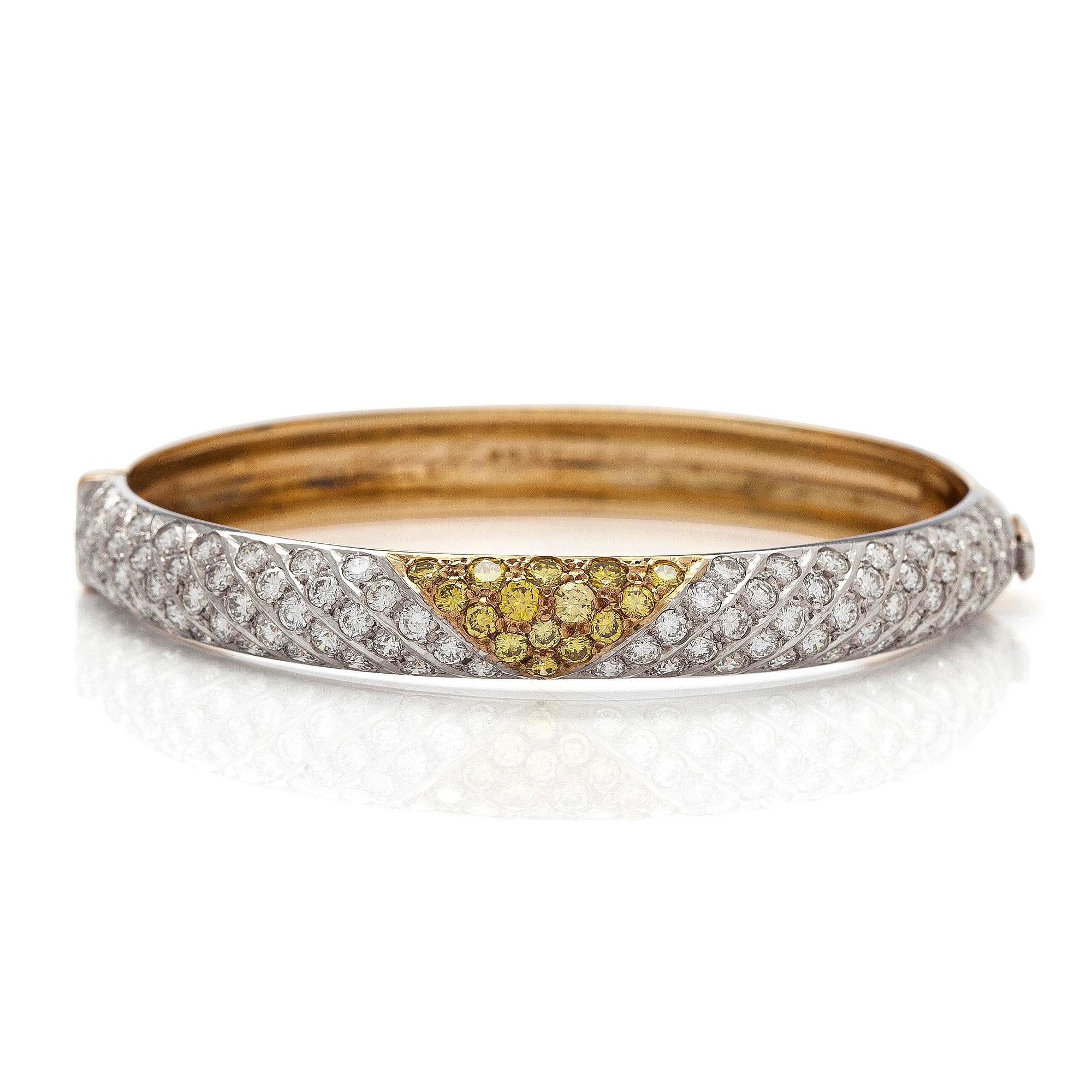 Tillander, armring, 18K guld med briljantslipade diamanter totalt ca 6.62 ct, Helsingfors 1986.
