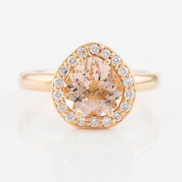 Ring in 18K gold with a heart-shaped faceted morganite and round brilliant-cut diamonds.