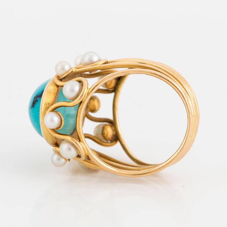 An 18K gold, turquoise and cultured pearl ring.