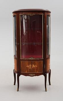 VITRINSKÅP, rokokostil, 1900-talets andra hälft.