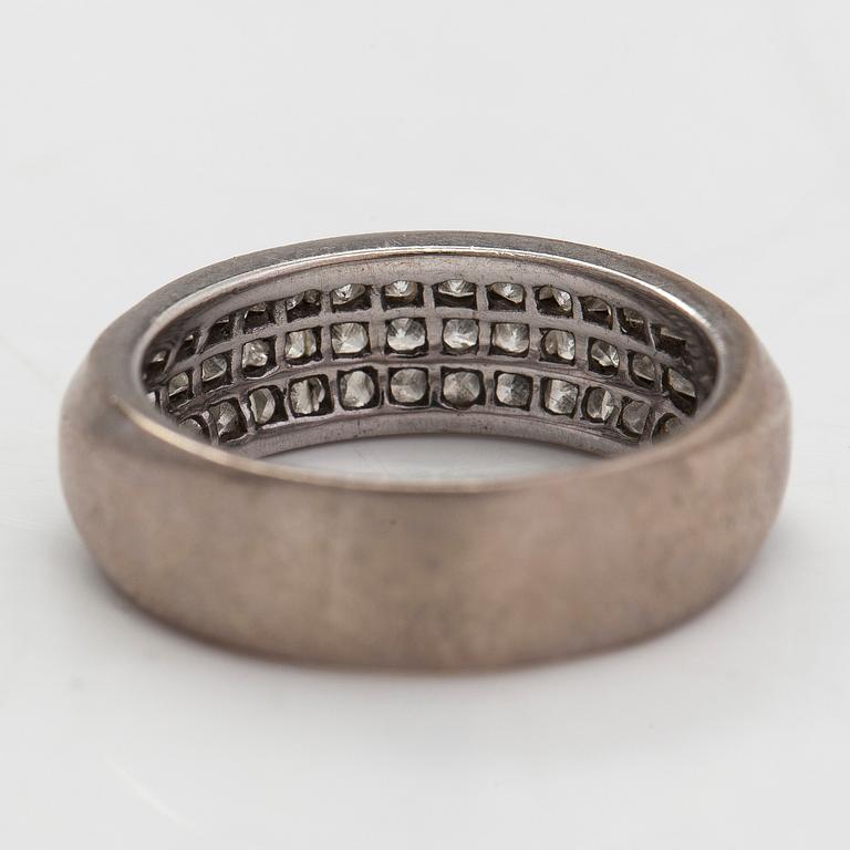 Ring, 18K vitguld med prinsesslipade diamanter ca 1.12 ct totalt. Oulun Koru, 2001.