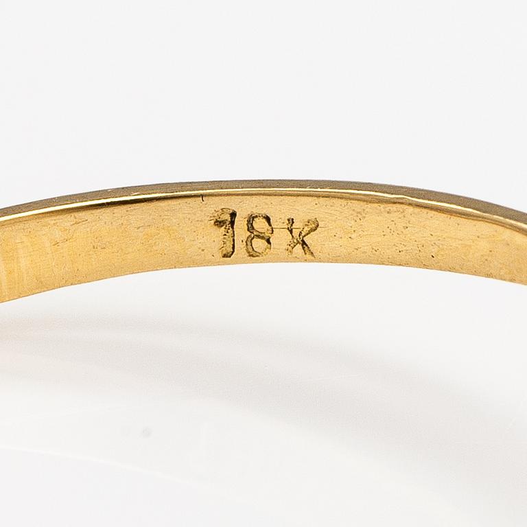 Ring, 18K guld, smaragd och diamanter ca 0.24 ct tot.