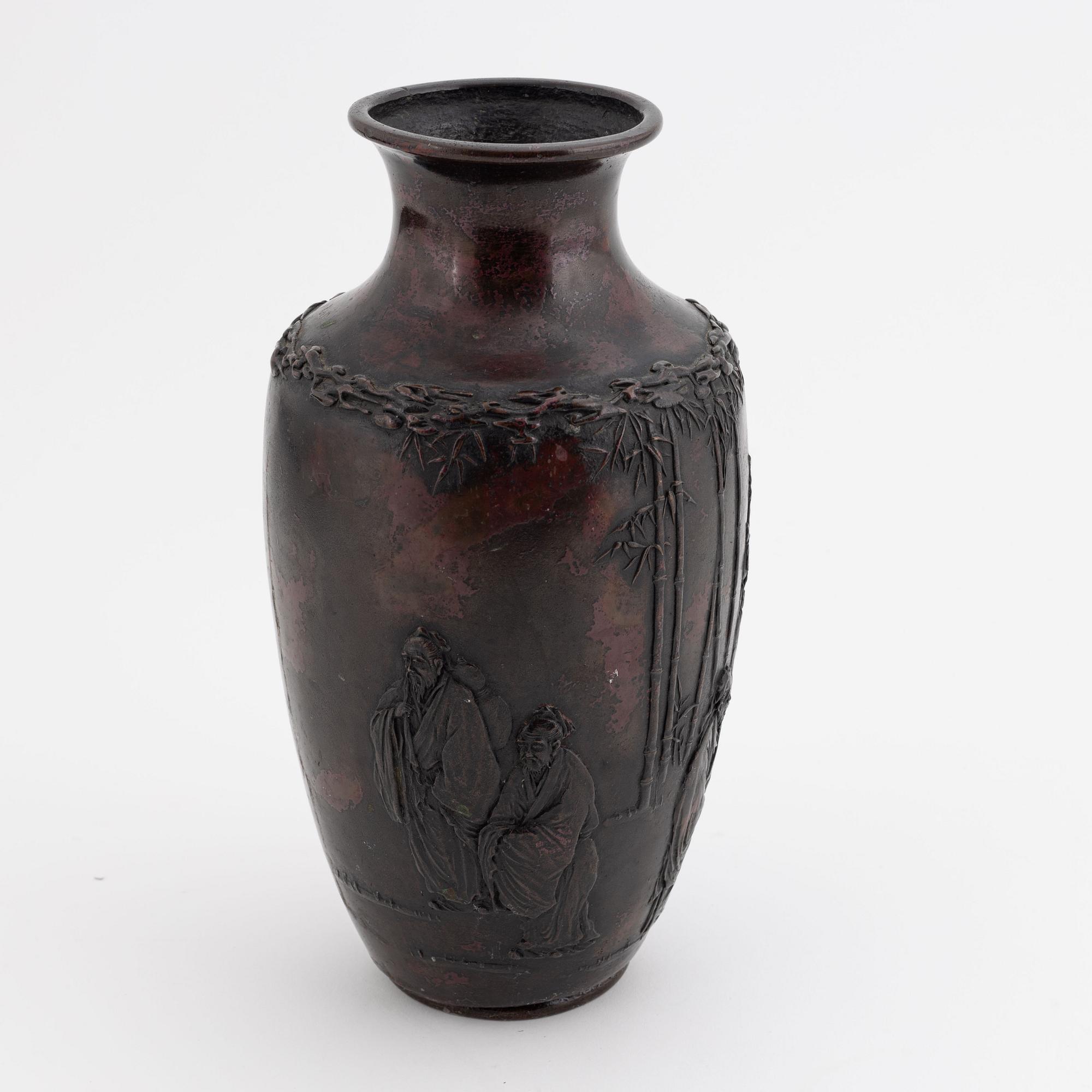 A Japanese bronze vase, 20th century.