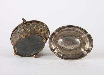 FICKUR och KLOCKSTÄLL samt KORG, Regulateur, metall/nysilver, omkring 1900.