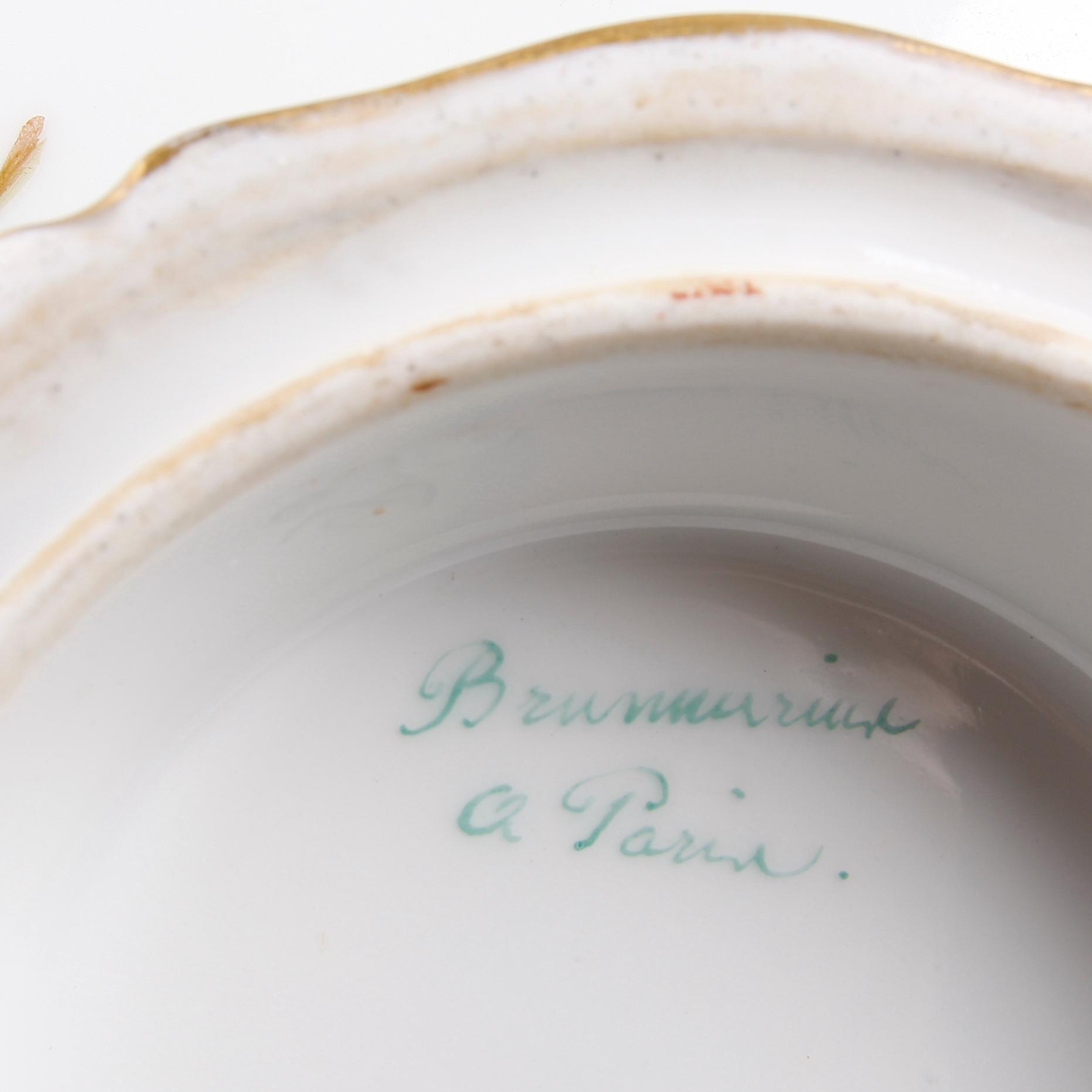 FAT PÅ FOT, porslin, Paris. 1800/1900-tal.