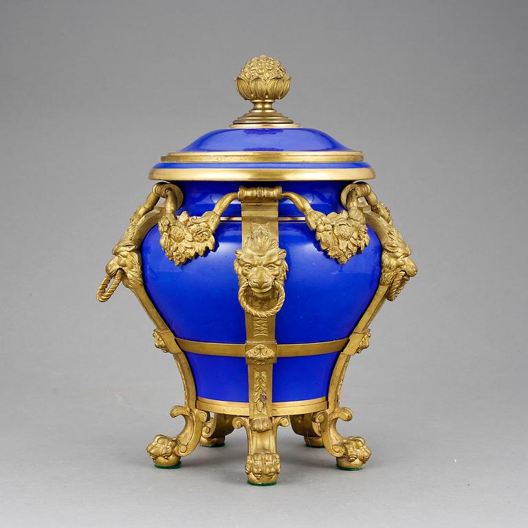 LOCKURNA, porslin och brons, Sevres-liknande märke i lock, Paris, troligen sent 1800-tal.