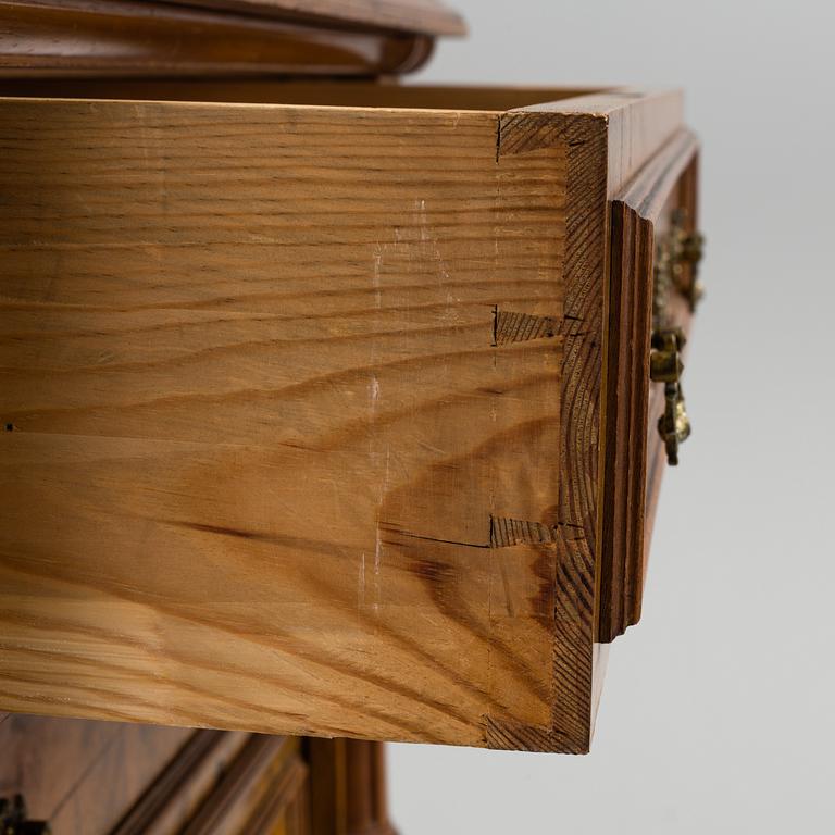 A late 19th century chest of drawers.