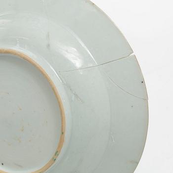 Bålskål, spilkum och bärtallrikar, ett par, porslin. Kina, Qingdynastin, 1700-tal.