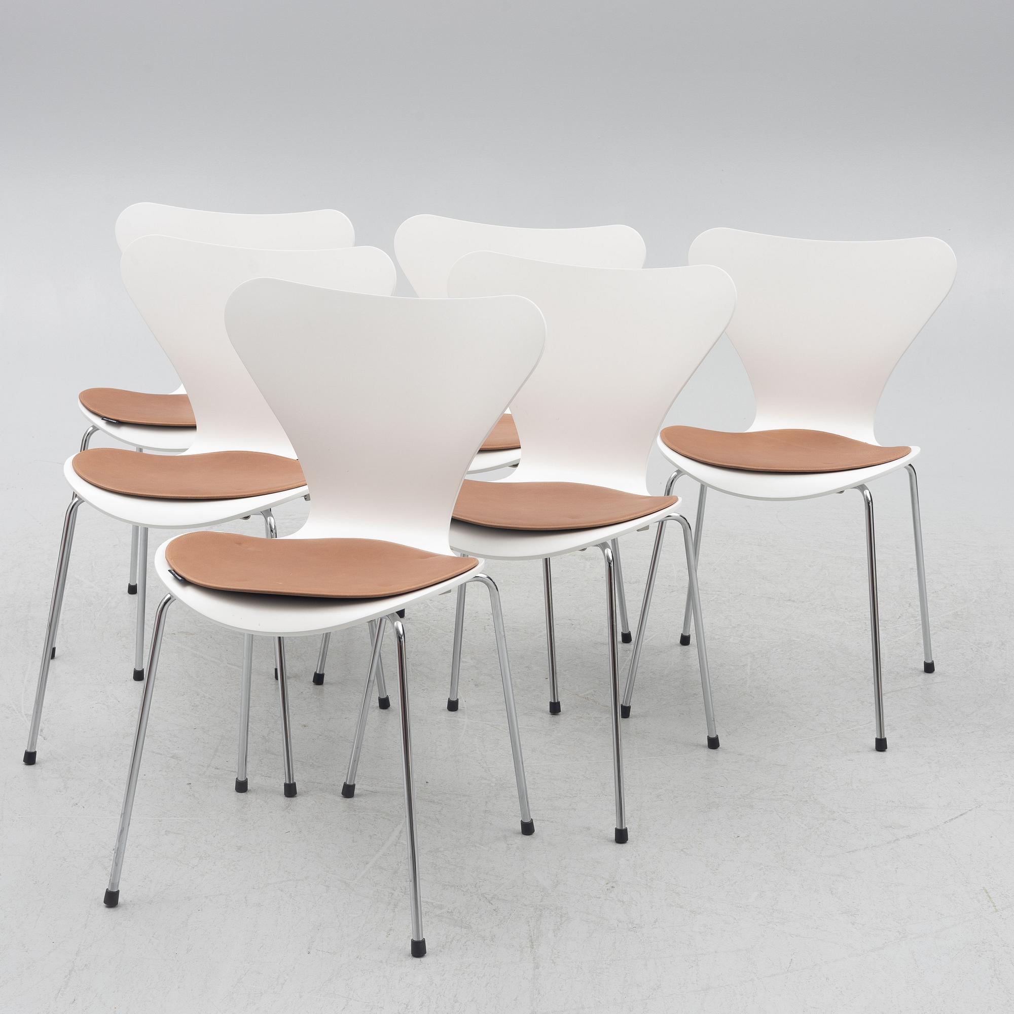 Arne Jacobsen, six chairs, "The Seven", Fritz Hansen, 2018.