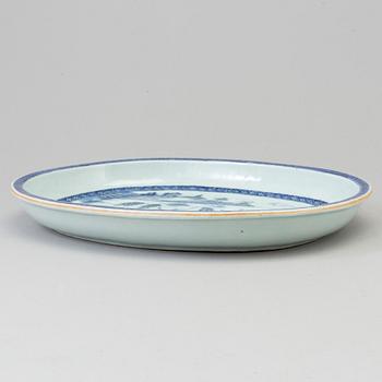 A blue and white export porcelain serving dish, Qing dynasty, Qianlong (1736-95).