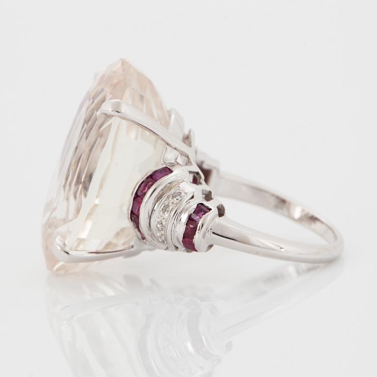 COCKTAILRING, med stor oval fasettslipad kunzit, rubiner och diamanter.