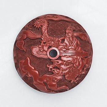 Kagamibuta netsuke samt ask med lock, lack, Japan, 1800-tal.