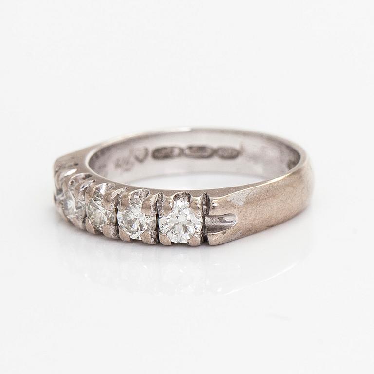 Ring, brilliant cut diamonds, 14K white gold. Korutyö Koski, Turku 2009.