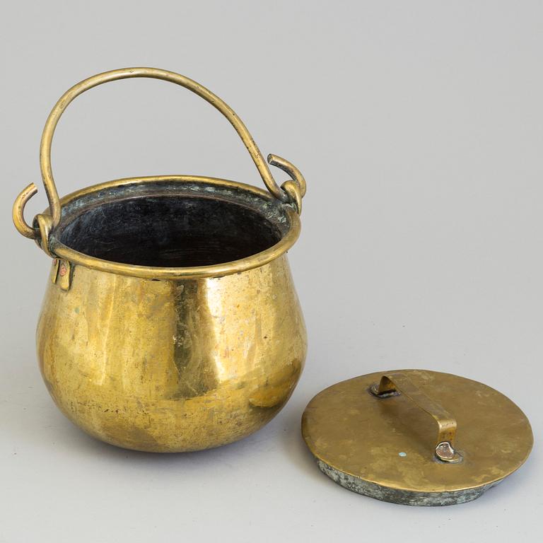 AN 18TH CENTURY BRASS CAULDRON.