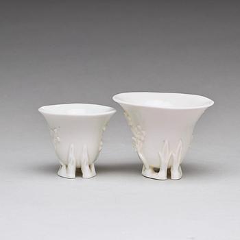 VINOFFERBÄGARE, två stycken, blanc de chine. Qingdynastin, Kangxi (1662-1722).