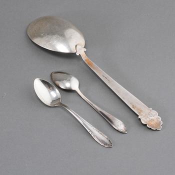 SERVERINGSSKED, samt TESKEDAR, 11 st, silver, 1939 respektive omkring 1900-talets mitt. Vikt 263 gram.