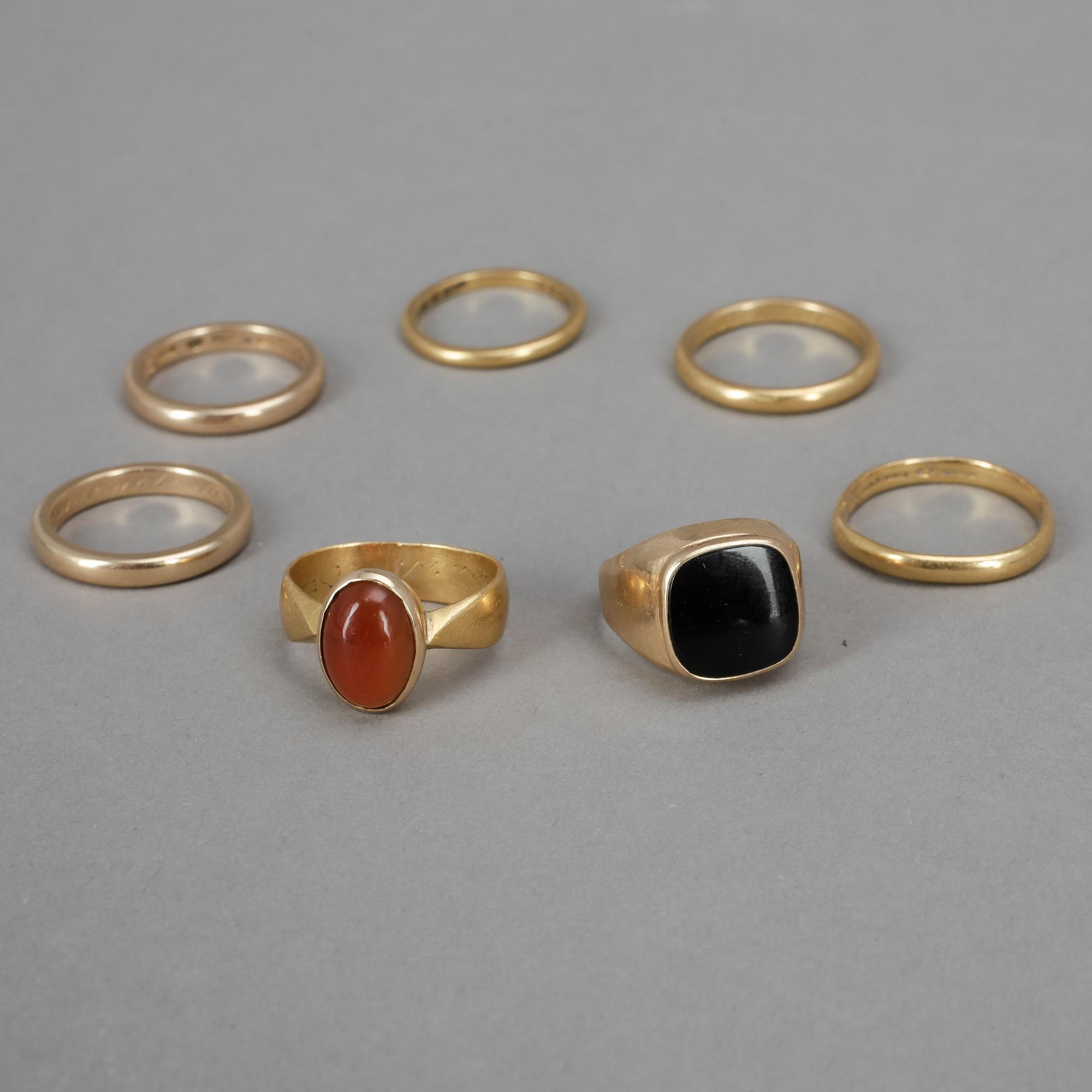RINGAR, 7 st, guld, varav 2 med stenar, tot vikt 40 gram, mestadels 18 k.