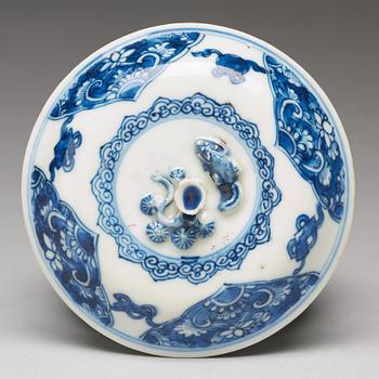 A blue and white box with cover, Qing dynasty, Kangxi (1662-1722).