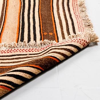 A KILIM VERAMIN, 320 x 173 cm.