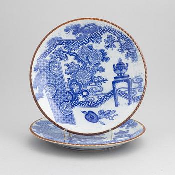 A pair of Japanes blue and white porcelain dishes, 20th century.