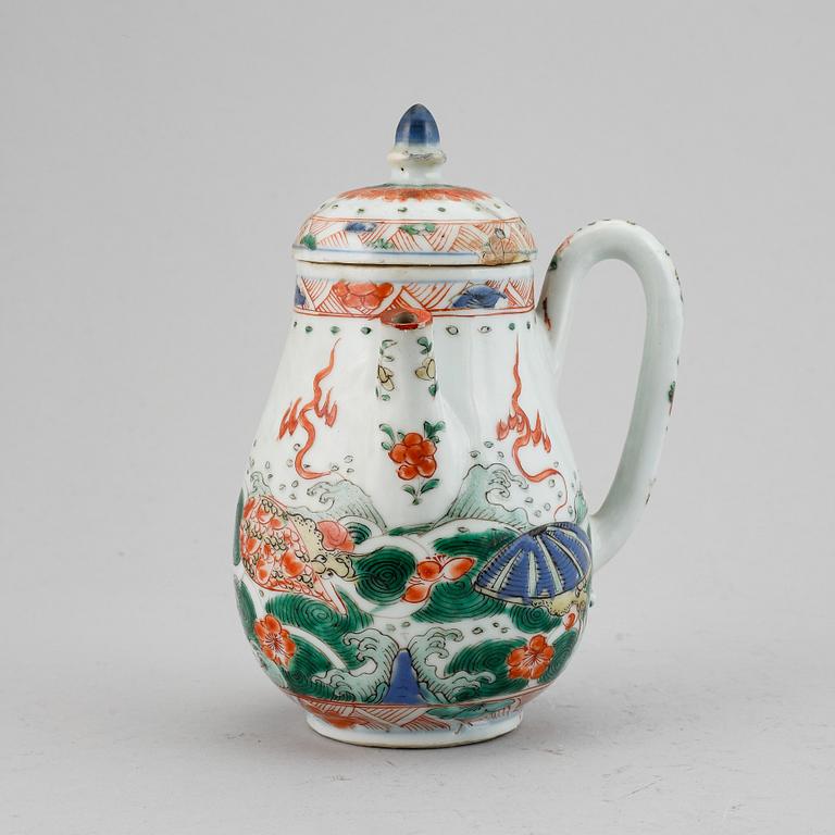 An Imari verte tea pot with cover, Qing dynasty, Kangxi (1662-1722).