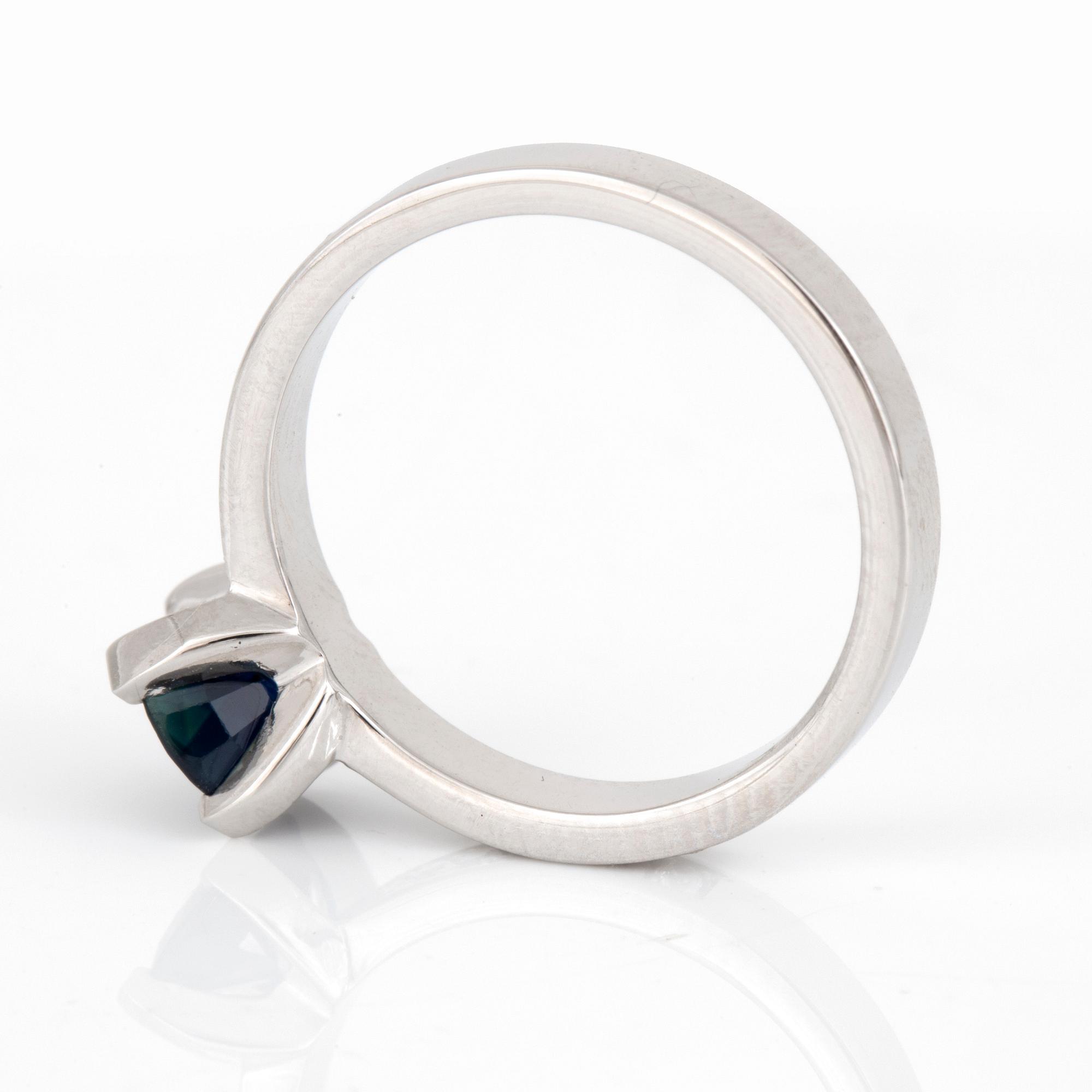 RING, 14K vitguld med safir ca 1.18 ct och briljantslipade diamanter totalt ca 0.16 ct. Total vikt 3,9 g.