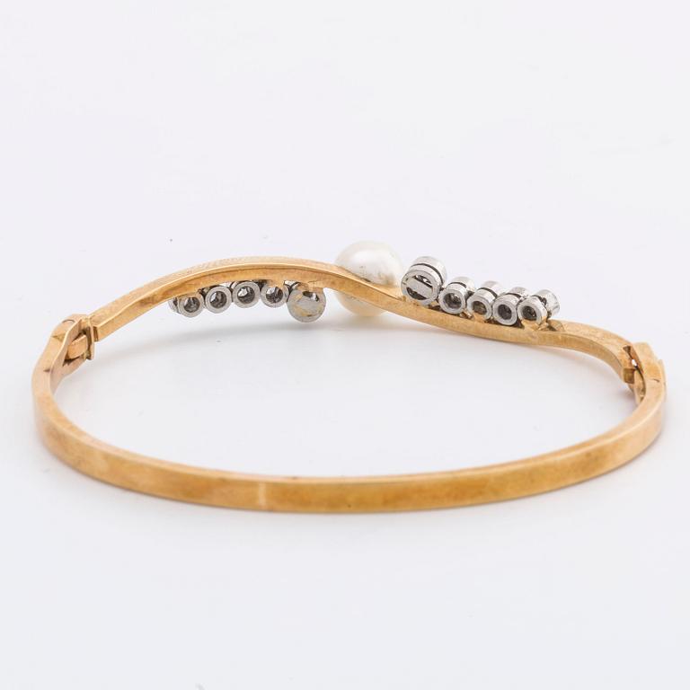 ELON ARENHILL ARMRING 18k guld m 1 odlad pärla ca 7 mm och 10 briljanter ca 0,70 ct totalt.