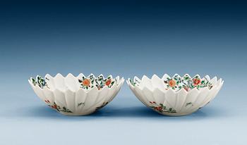A pair of flower shaped famille verte dishes, presumably late Qing dynasty (1644-1912).