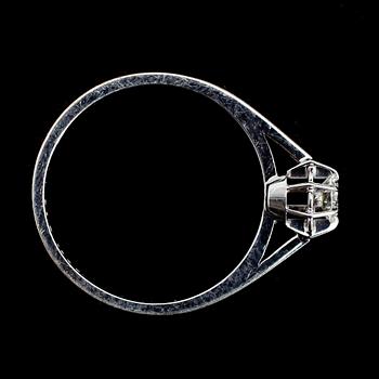 RING, 18 k vitguld, 1981, med briljant 0.16 ct enligt gravyr. Total vikt ca 2 g.