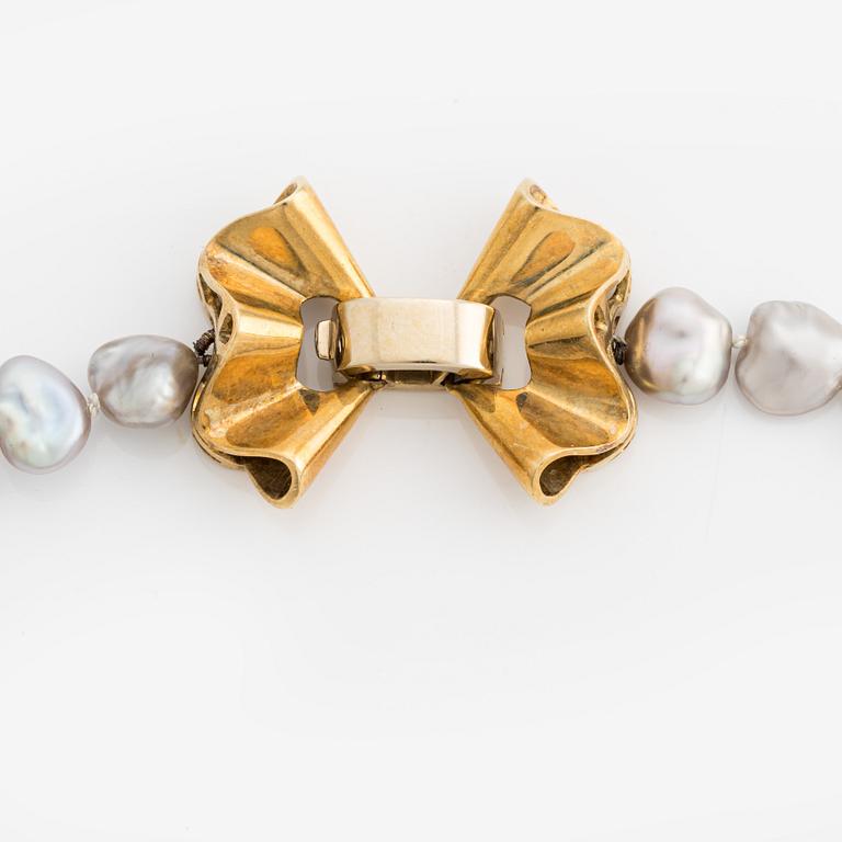 Kristian Nilsson, a necklace, 18K gold with round brilliant-cut diamonds and cultured pearls, Stockholm 1982.
