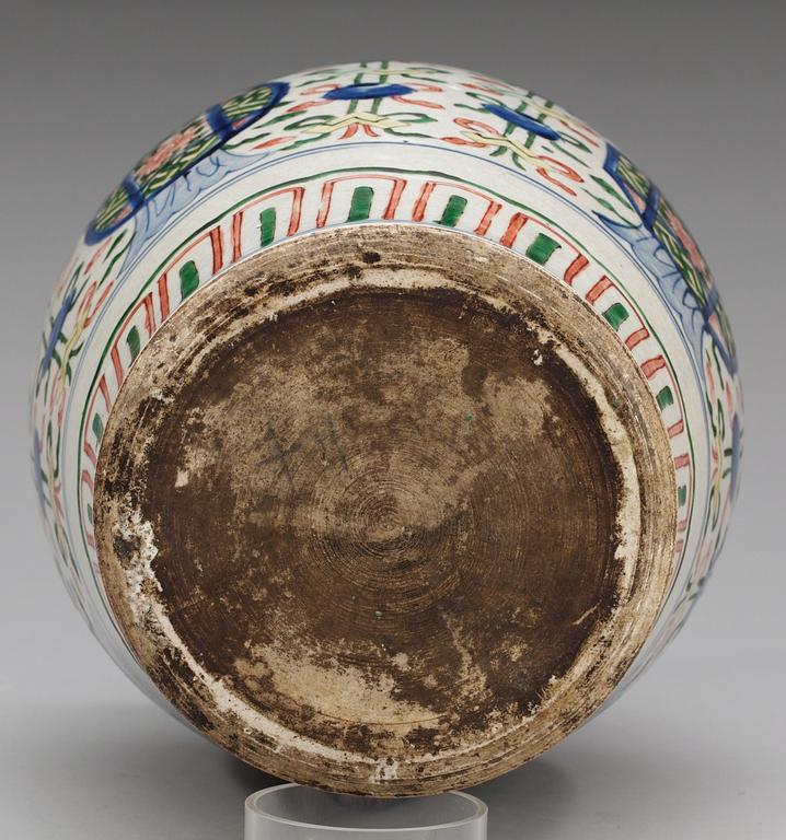 A Transitional wucai jar, 17th Century.