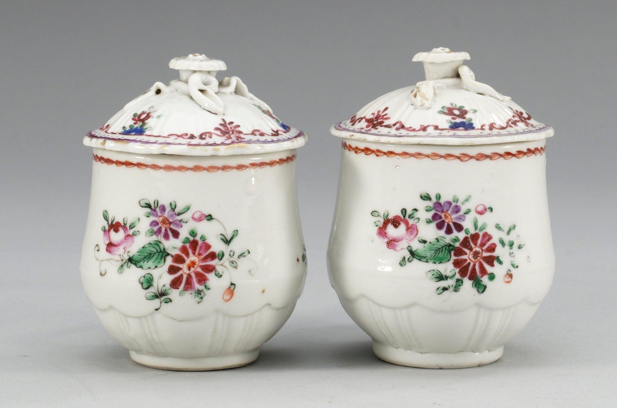 CREMEKOPPAR, ett par, porslin. Qing dynastin. Qianlong (1736-95).