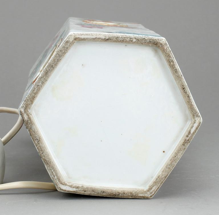 BORDSLAMPA, porslin, Kina, sent 1800-tal.