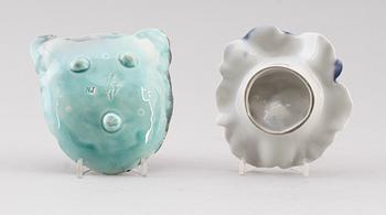 ASKFAT, 2 st, porslin, Gustafsberg/Rörstrand, omkring år 1900.