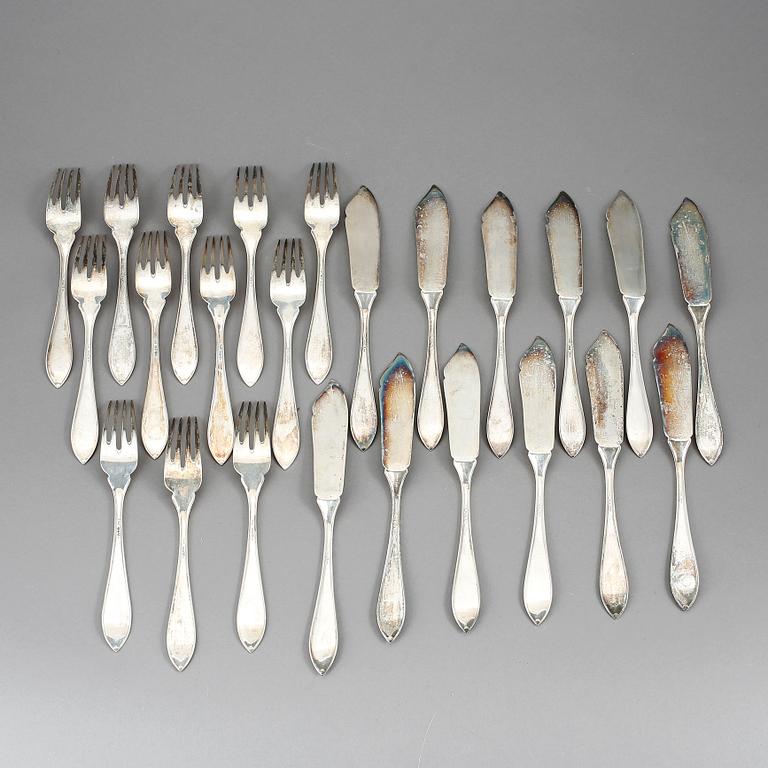 FISKBESTICK, 12+12 delar, silver. Svensk spetsig modell, Herman Bergmans konstgjuteri, främst 1917. Total vikt ca 1000 g.