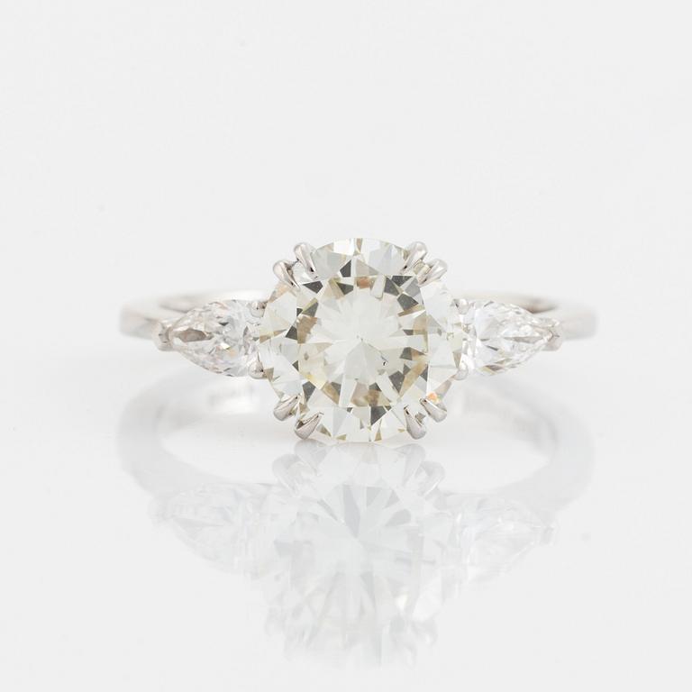 Ring, med  briljantslipad diamant 2,07 ct, medföljande IGI report.