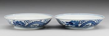 A pair of blue and white 'dragon' dishes, late Qing dynasty (1644-1912) with Guangxu´s six character mark.