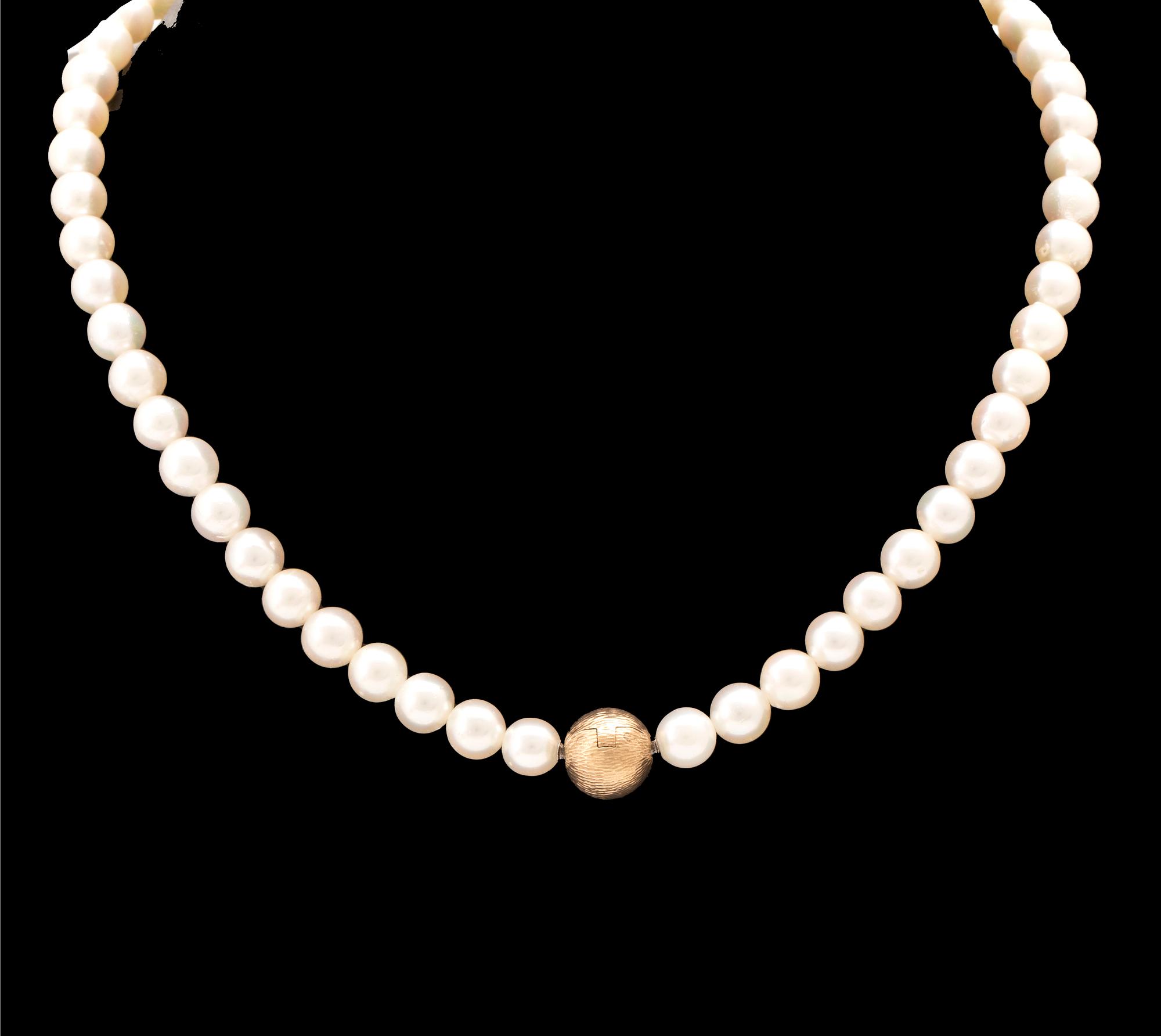 Ole Lynggaard, clasp in 14K gold with accompanying cultured pearls.