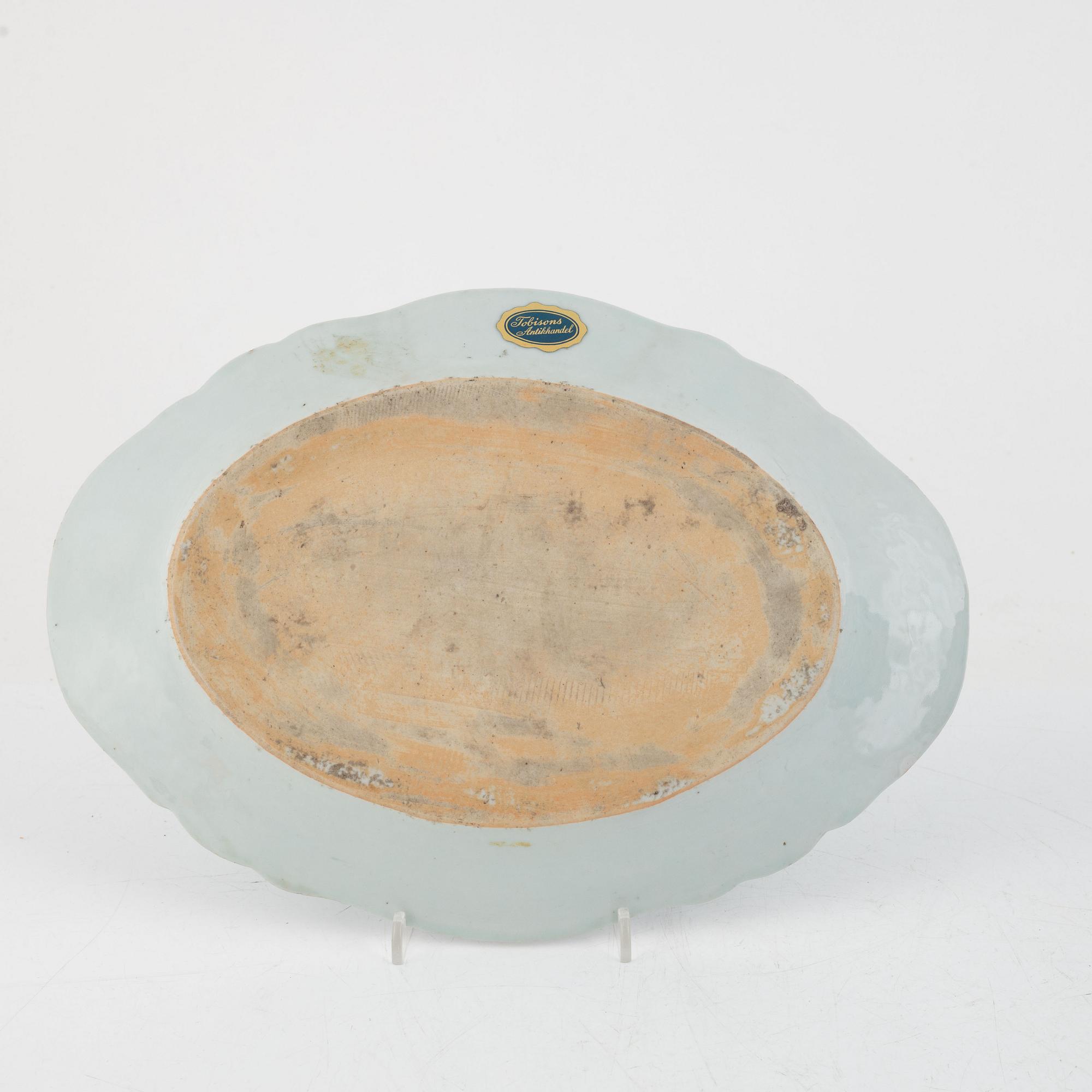 A pair of blue and white Chinese export porcelain dishes, Qing dynasty, Qianlong 1736-95).