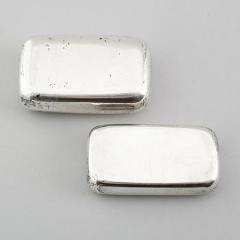 SNUSDOSOR, 2 st, silver, 1800-talets andra hälft. Vikt ca 72 gram.