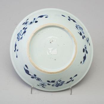 A blue and white export porcelain bowl, Qing dynasty, Qianlong (1736-95).