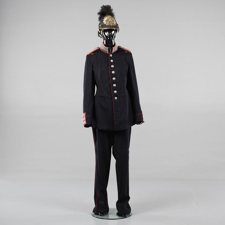 UNIFORM, 2 delar, m/1880, Kalmar regemente, samt KASK,  1845.